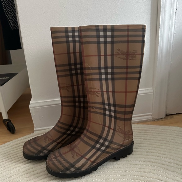 Burberry rain boots with classic plaid design - Picture 1 of 3
